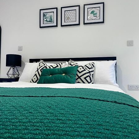 Stylish Studio Apartment In Centre Of St Clears Bagian luar foto