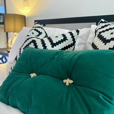 Stylish Studio Apartment In Centre Of St Clears Bagian luar foto