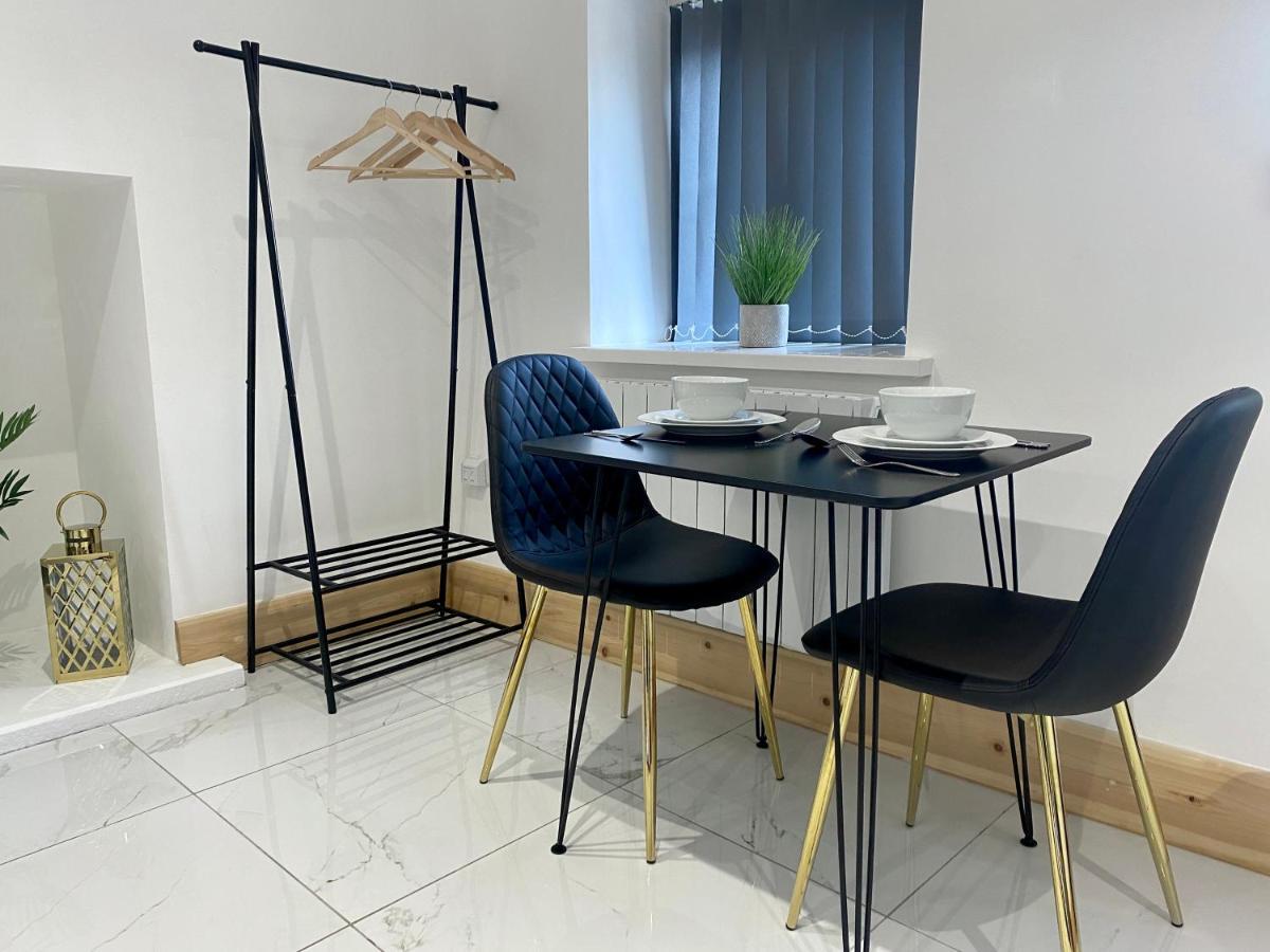 Stylish Studio Apartment In Centre Of St Clears Bagian luar foto