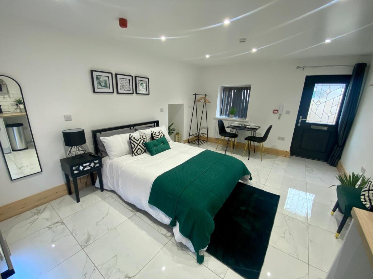 Stylish Studio Apartment In Centre Of St Clears Bagian luar foto