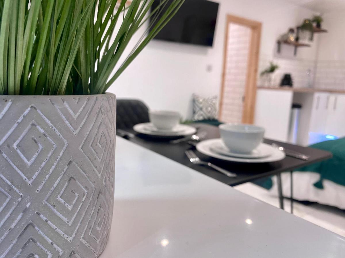 Stylish Studio Apartment In Centre Of St Clears Bagian luar foto