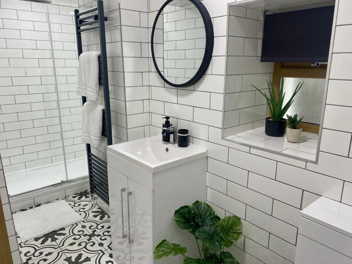 Stylish Studio Apartment In Centre Of St Clears Bagian luar foto