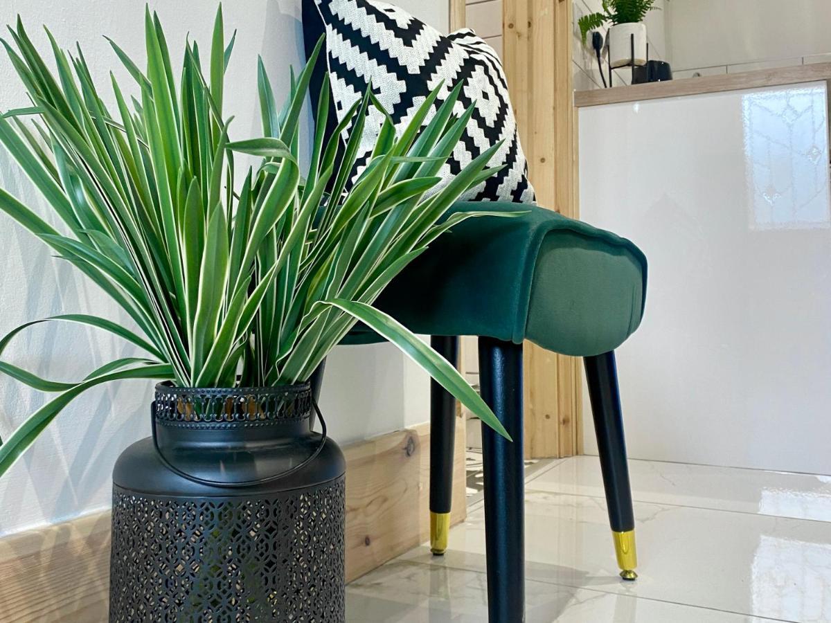 Stylish Studio Apartment In Centre Of St Clears Bagian luar foto