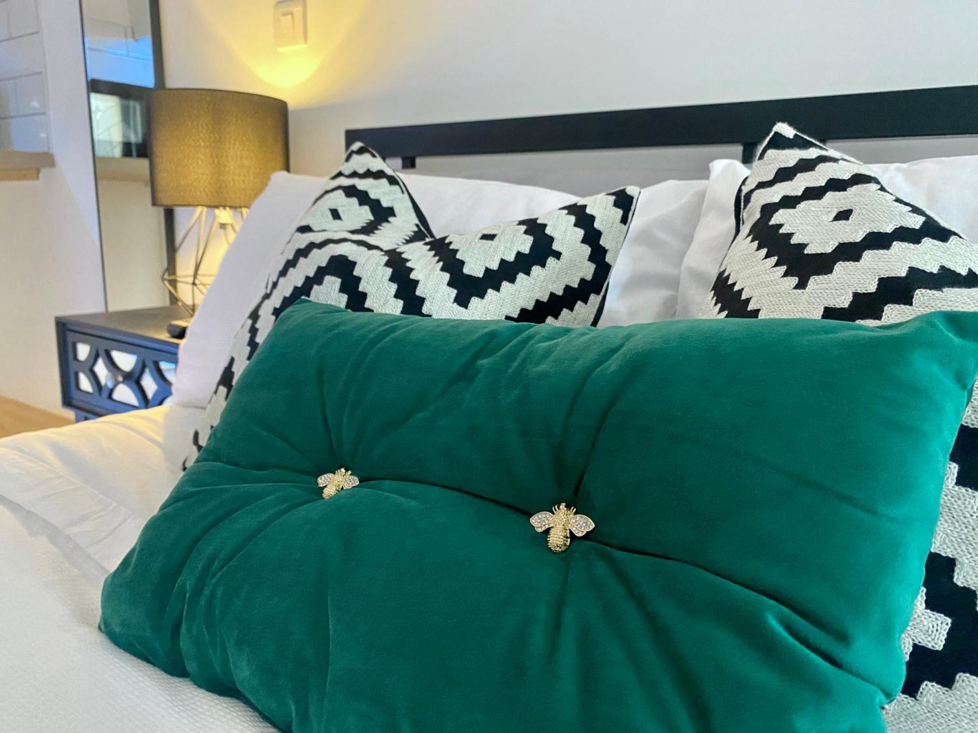 Stylish Studio Apartment In Centre Of St Clears Bagian luar foto
