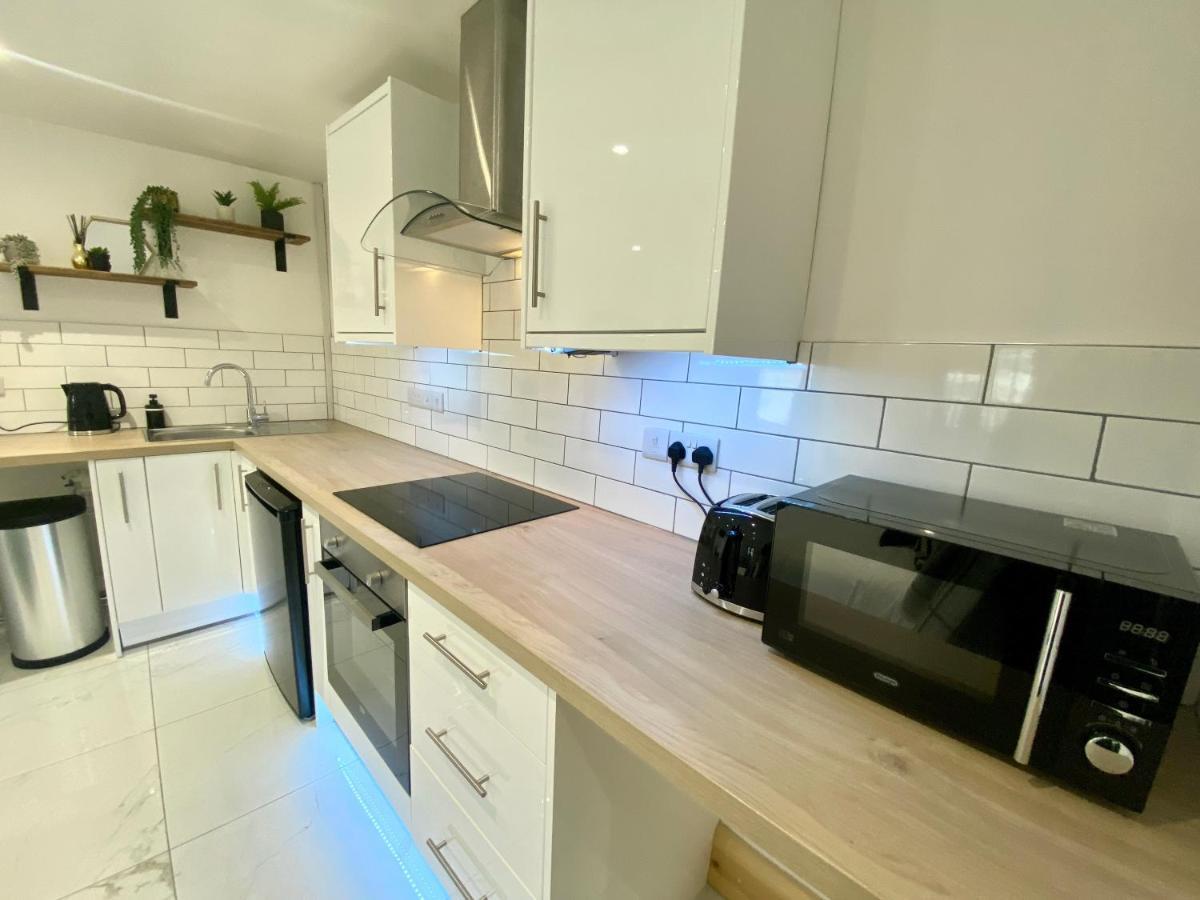 Stylish Studio Apartment In Centre Of St Clears Bagian luar foto