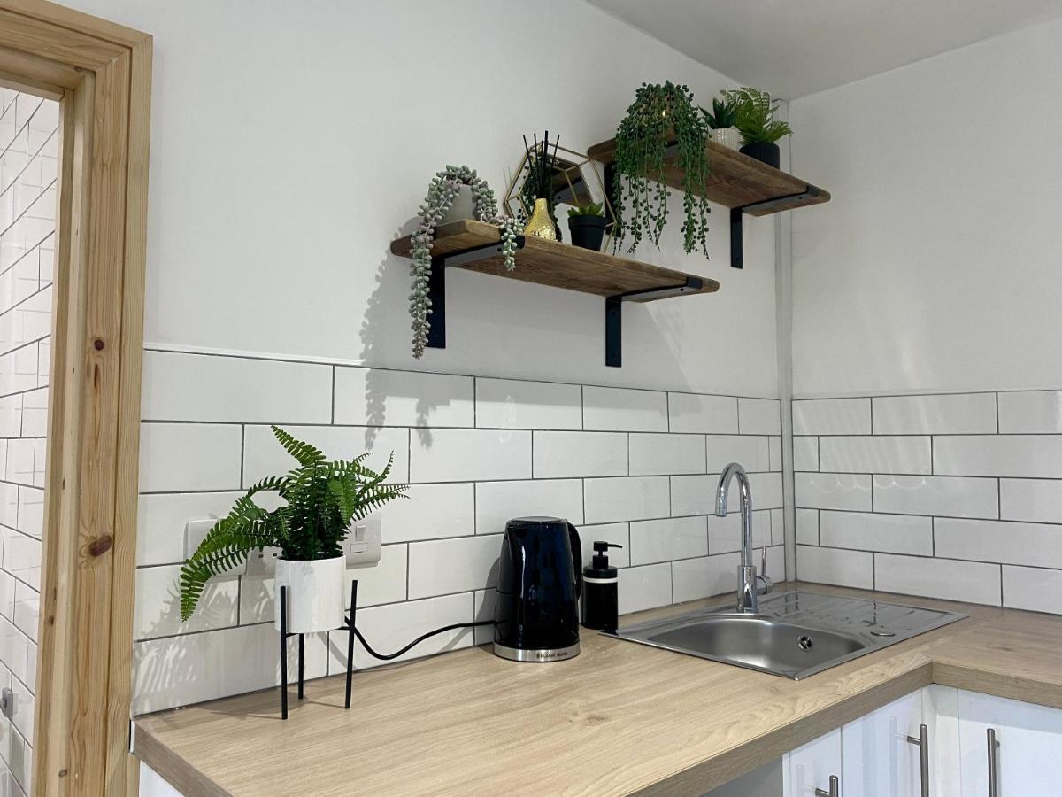 Stylish Studio Apartment In Centre Of St Clears Bagian luar foto