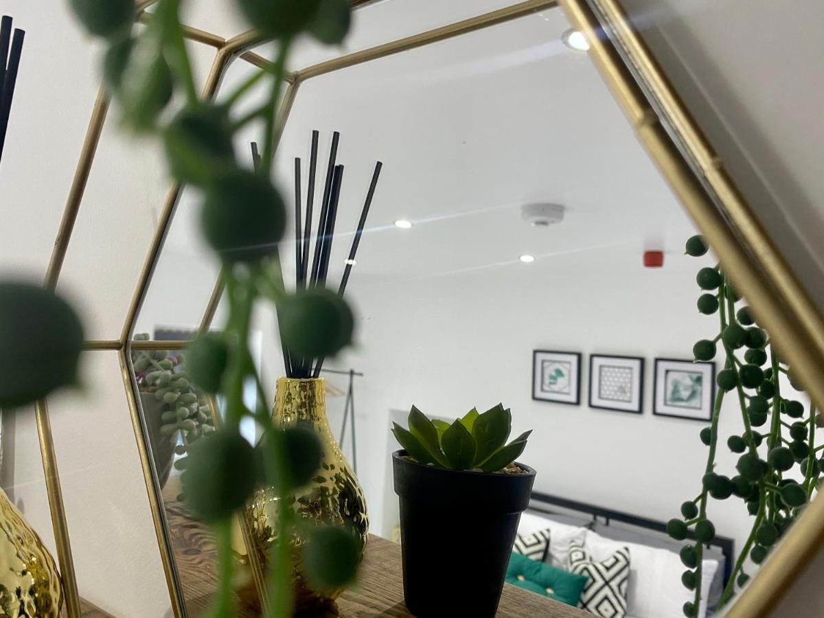 Stylish Studio Apartment In Centre Of St Clears Bagian luar foto
