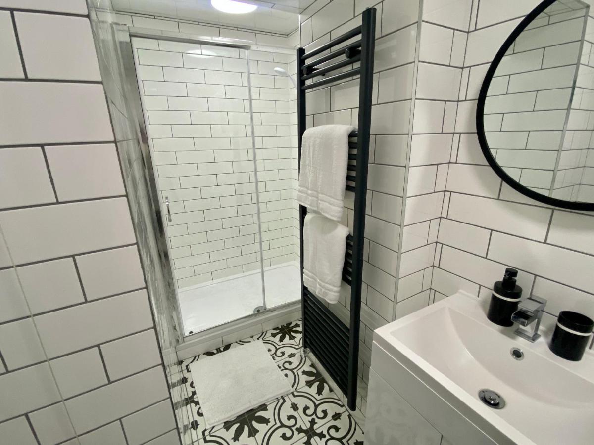 Stylish Studio Apartment In Centre Of St Clears Bagian luar foto